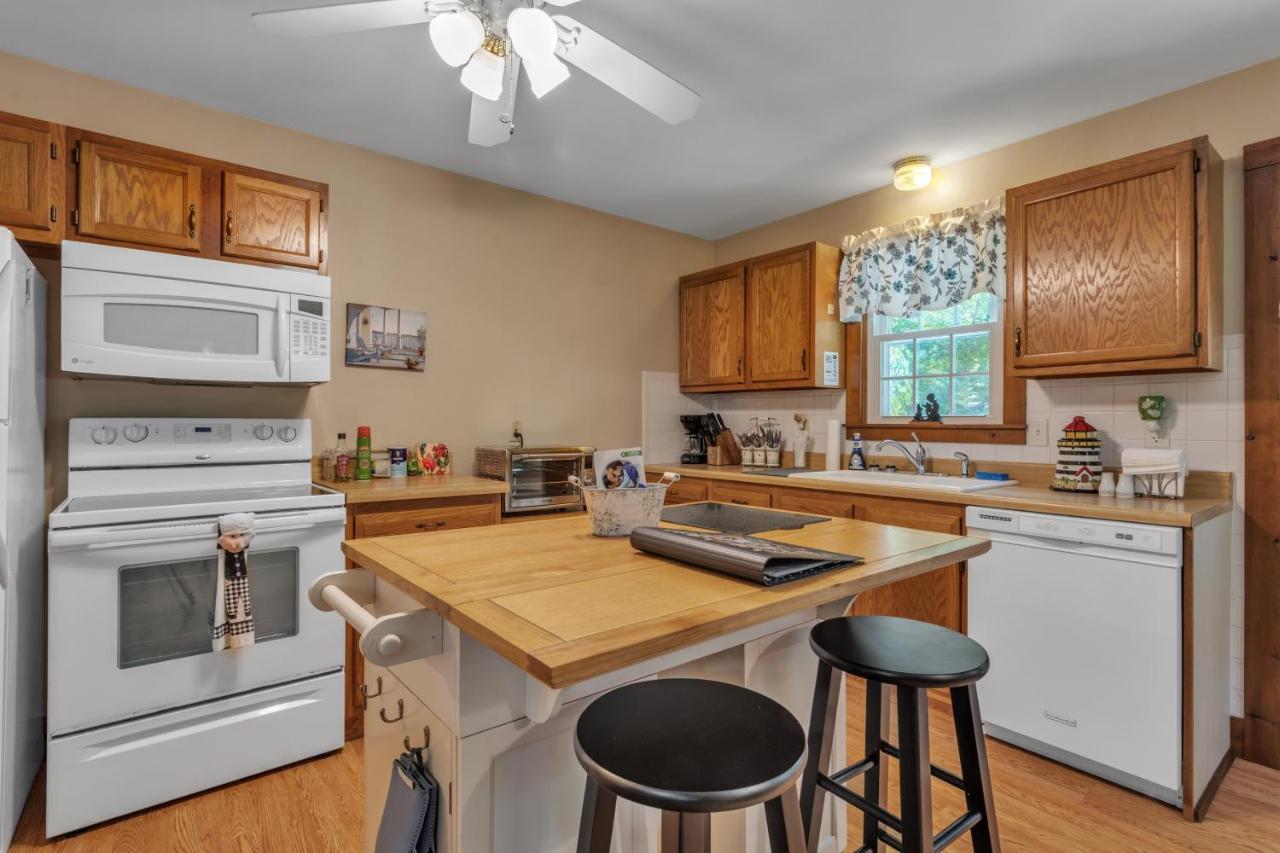 Cozy Bungalow Just Minutes From Mystic, Westerly Beaches, Boating And Casinos! Bungalow Groton Eksteriør bilde