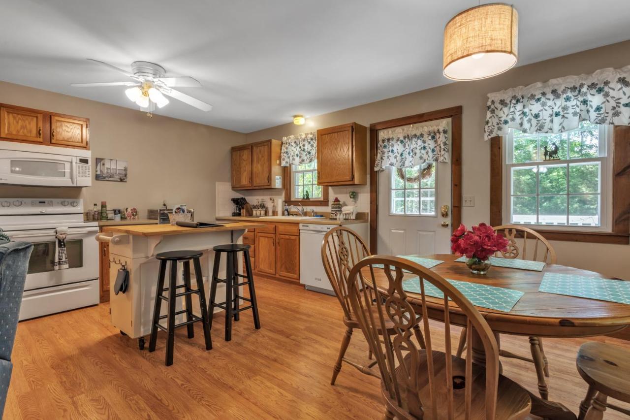 Cozy Bungalow Just Minutes From Mystic, Westerly Beaches, Boating And Casinos! Bungalow Groton Eksteriør bilde