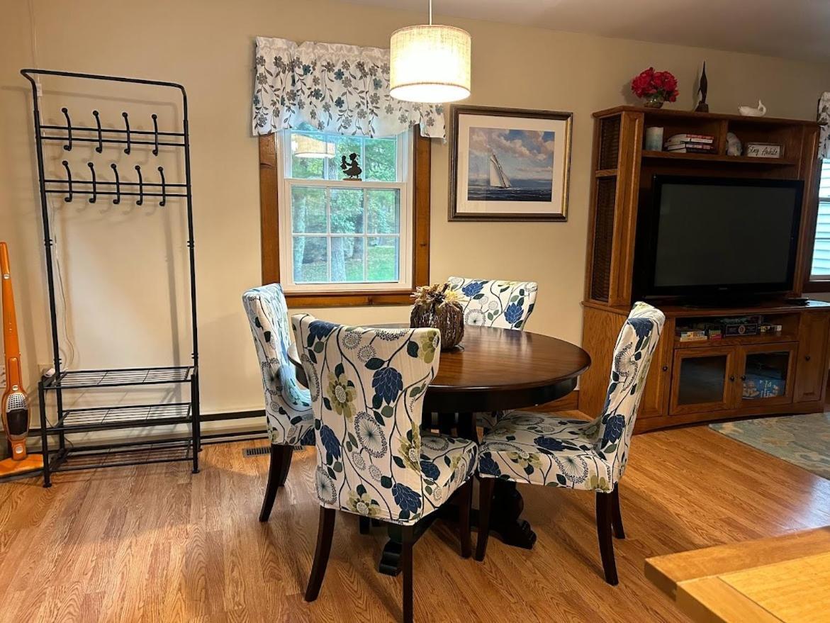 Cozy Bungalow Just Minutes From Mystic, Westerly Beaches, Boating And Casinos! Bungalow Groton Eksteriør bilde